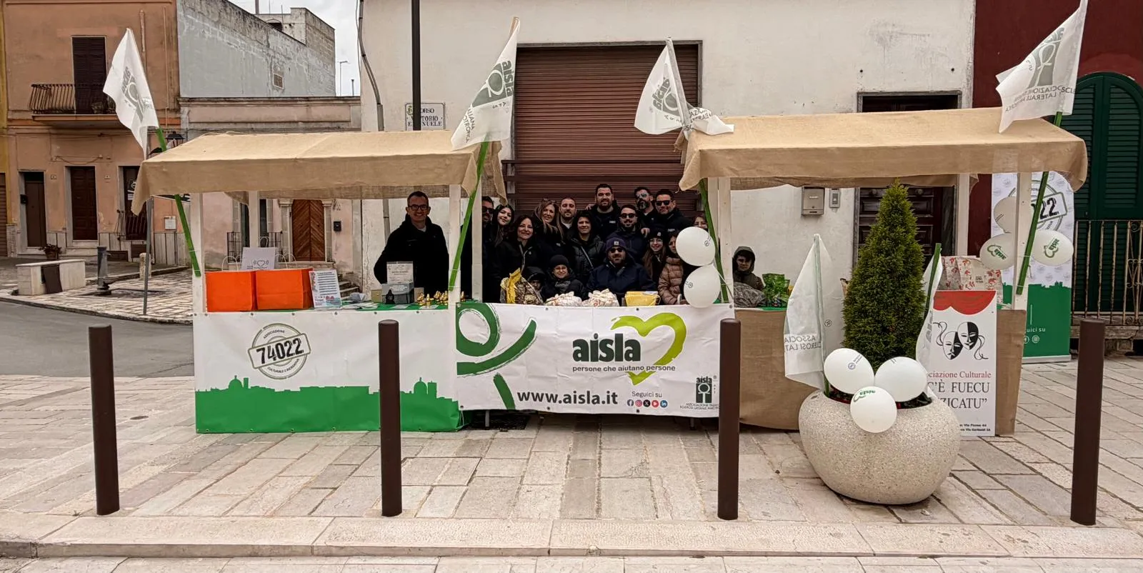 Gruppo di volontari di SLAnci Solidali APS riuniti per organizzare iniziative di sensibilizzazione